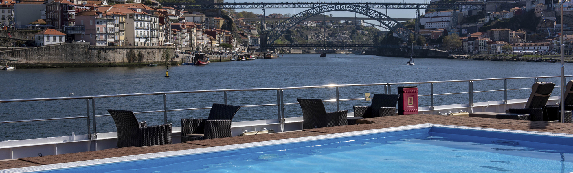 Sonnendeck mit Pool - © Rui Ribeiro