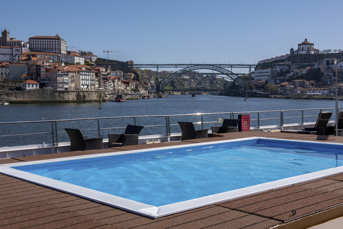Sonnendeck mit Pool - © Rui Ribeiro