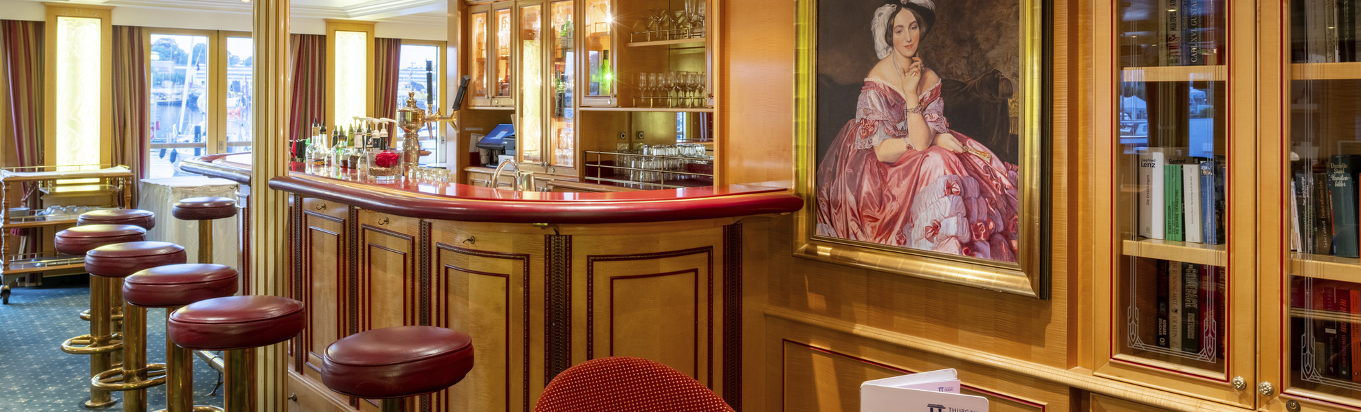 Panorama-Salon mit Bar