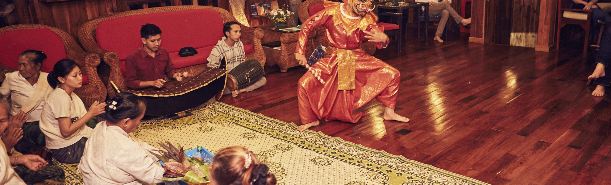 Lokale Tanzdarbietung an Bord - © Ross Hillier