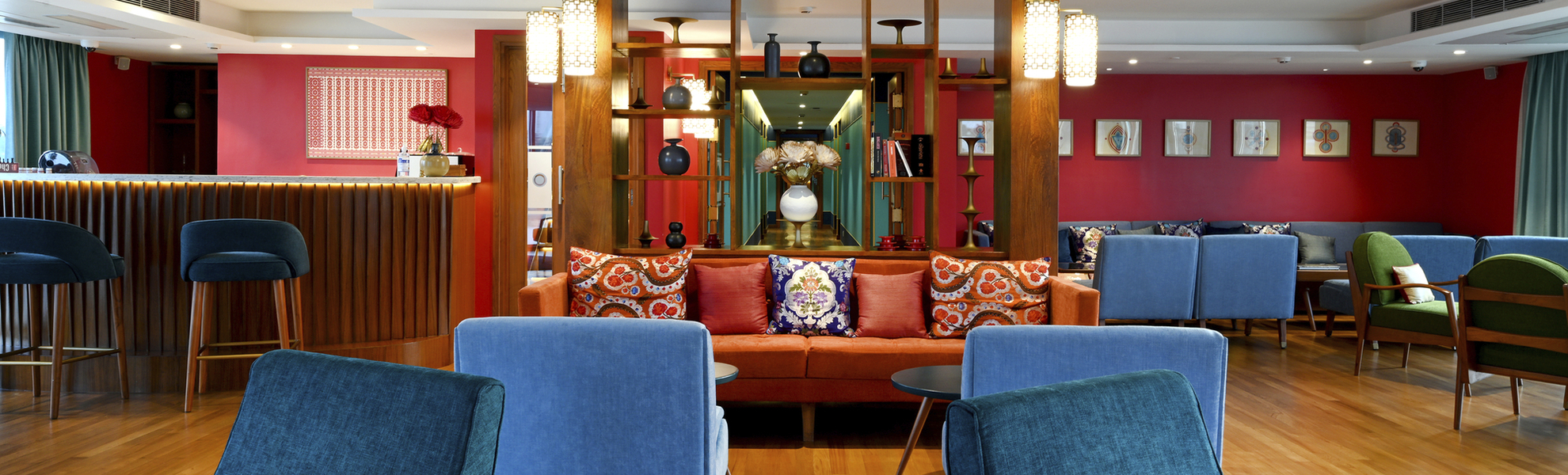 Indoor Lounge mit Bar