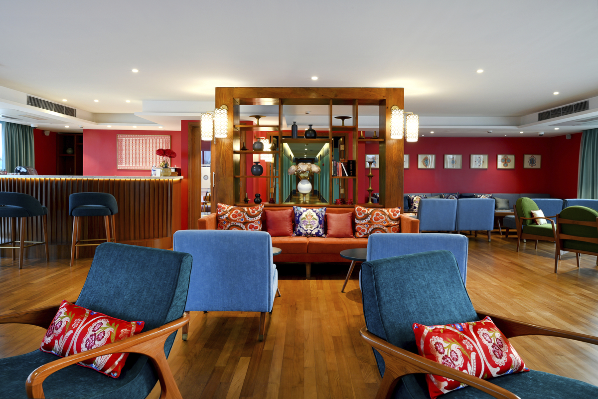 Indoor Lounge mit Bar