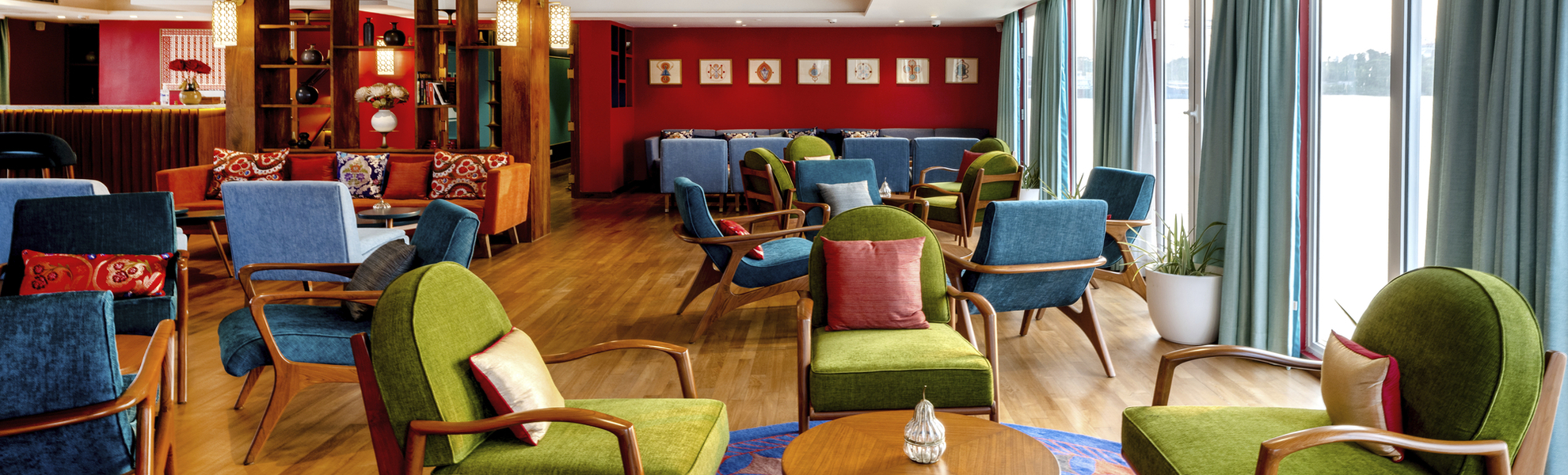 Indoor Lounge mit Bar