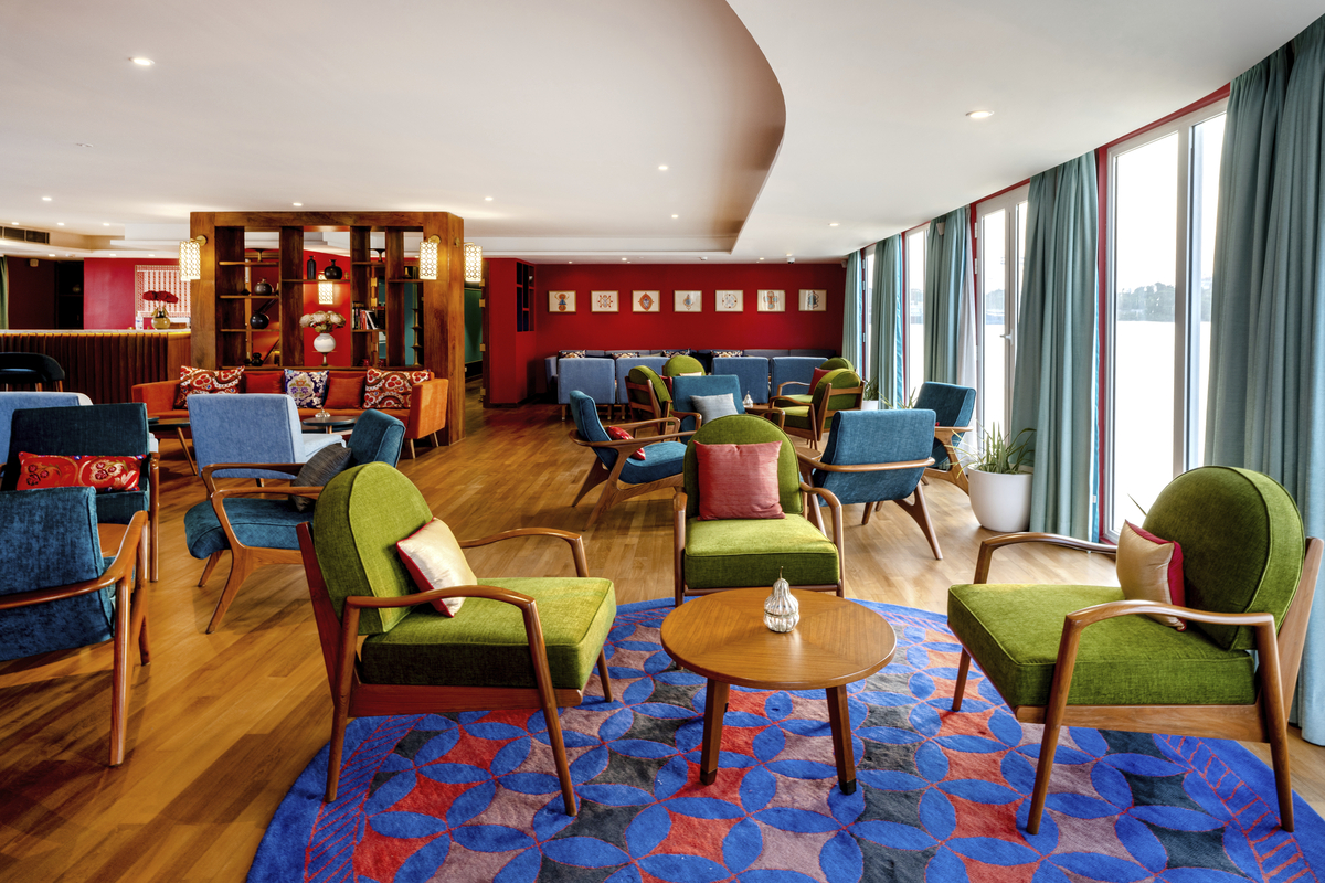 Indoor Lounge mit Bar