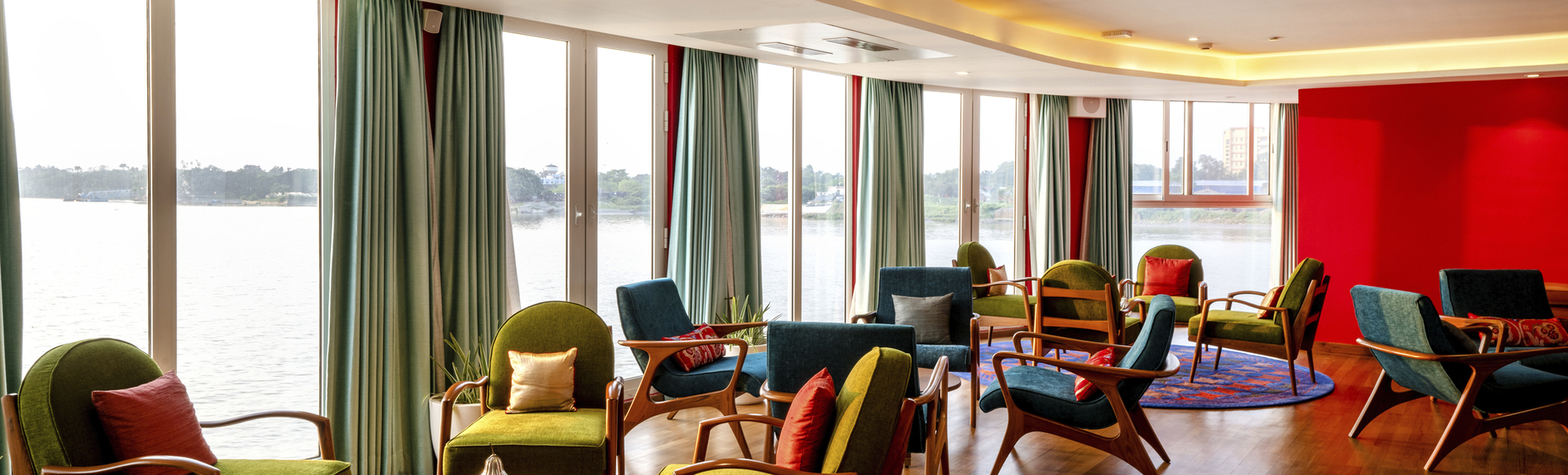 Indoor Lounge mit Bar