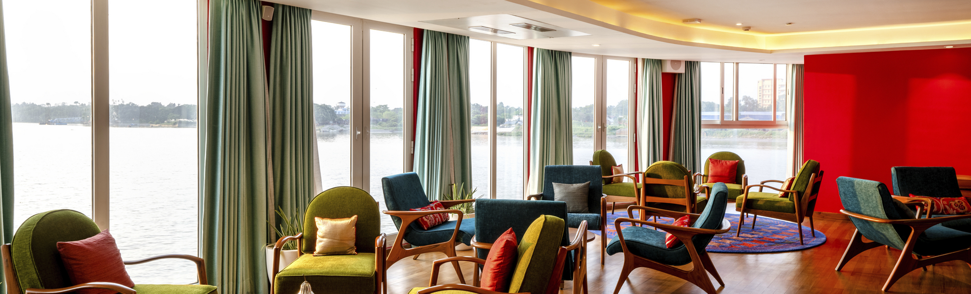 Indoor Lounge mit Bar