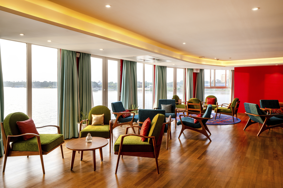 Indoor Lounge mit Bar