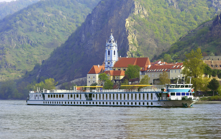 MS Prinzessin Katharina vor Dürnstein - © 