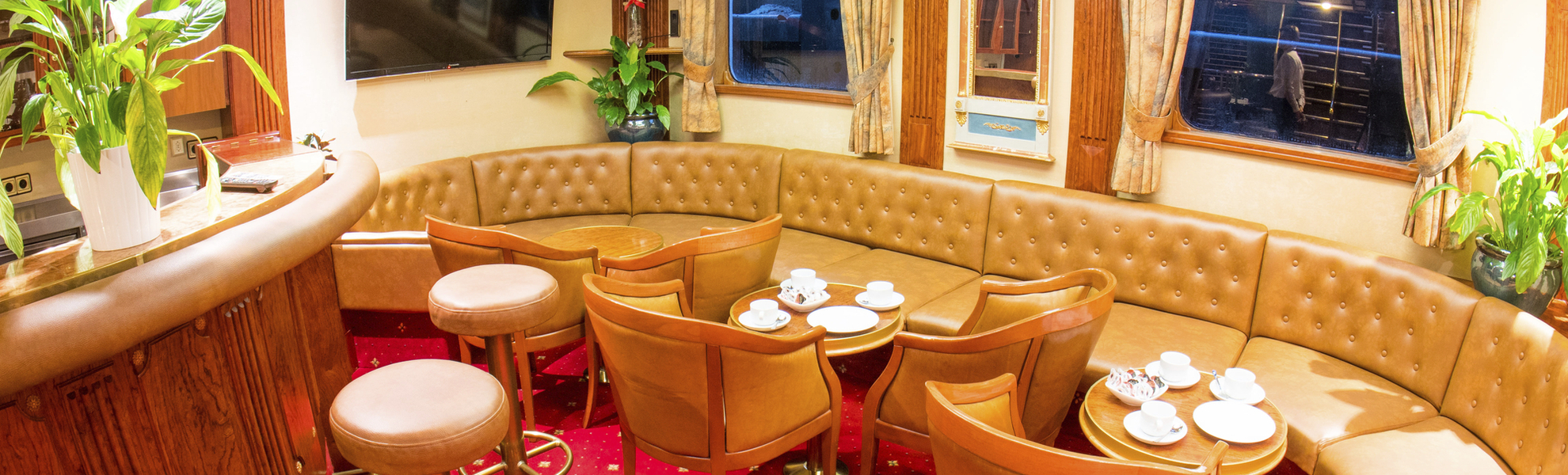 kleine Bar mit Bibliothek auf dem Hauptdeck - © 