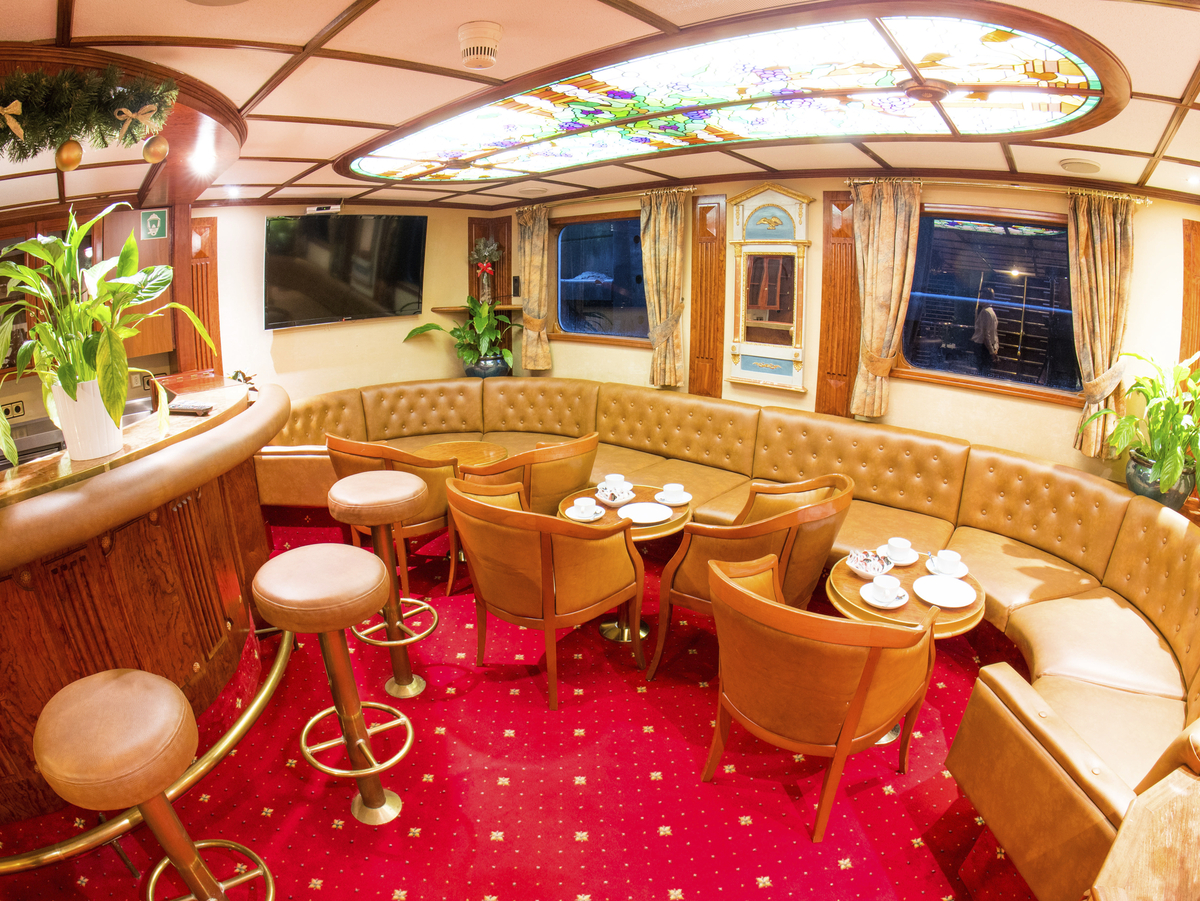 kleine Bar mit Bibliothek auf dem Hauptdeck - © 