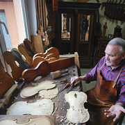Geigenbauer im Künstlerdorf Kovacica