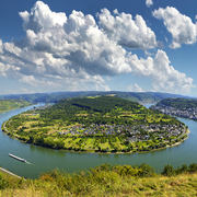 Panoramablick auf die größte Rheinschleife mit Blick auf Boppard, Filsen und Osterspai