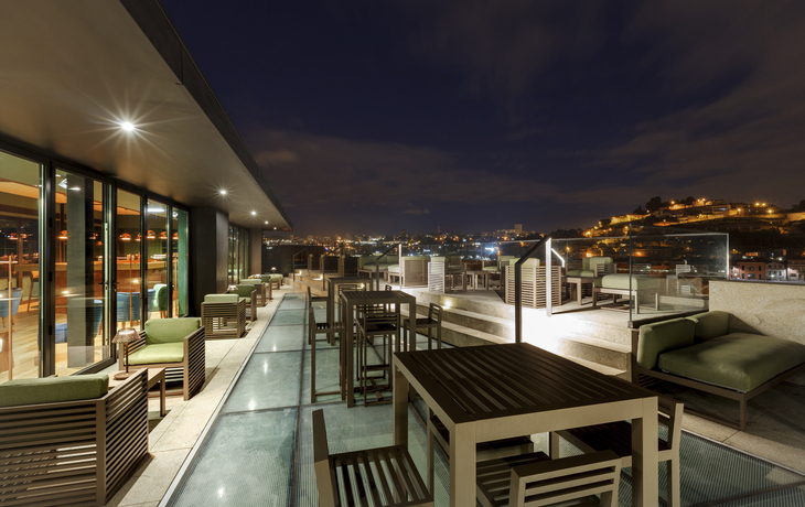 Hotel NEYA Porto Rooftop Bar bei Nacht