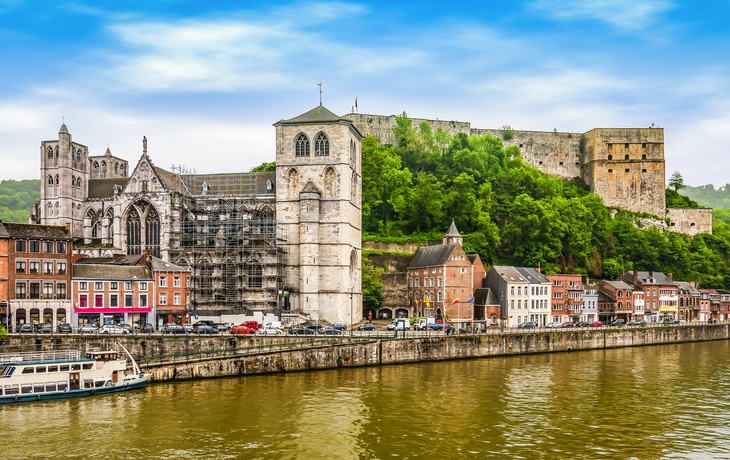 Panoramablick auf die Flusslandschaft von Huy in Wallonien, Belgien