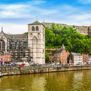 Panoramablick auf die Flusslandschaft von Huy in Wallonien, Belgien