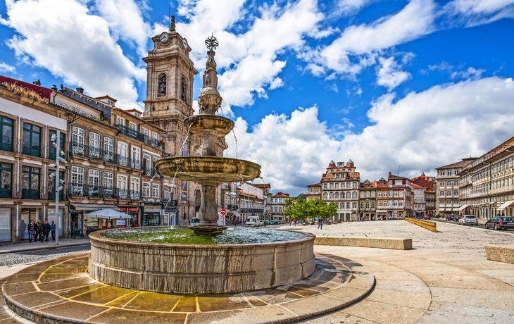 GUIMARAES, PORTUGAL - 16. JUNI 2016: Toural Quadrat (Largo tun Toural), im Stadtzentrum von Guimaraes, Portugal.