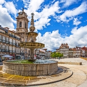 GUIMARAES, PORTUGAL - 16. JUNI 2016: Toural Quadrat (Largo tun Toural), im Stadtzentrum von Guimaraes, Portugal.