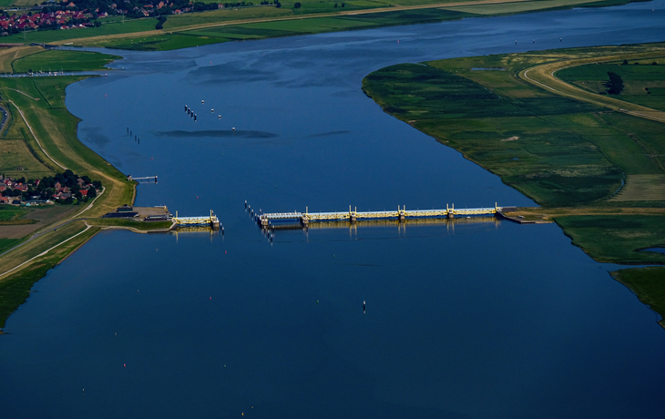 Emssperrwerk kurz vor Emden an der Nordseeküste