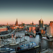 Elbphilharmonie und Hafencity bei Sonnenuntergang