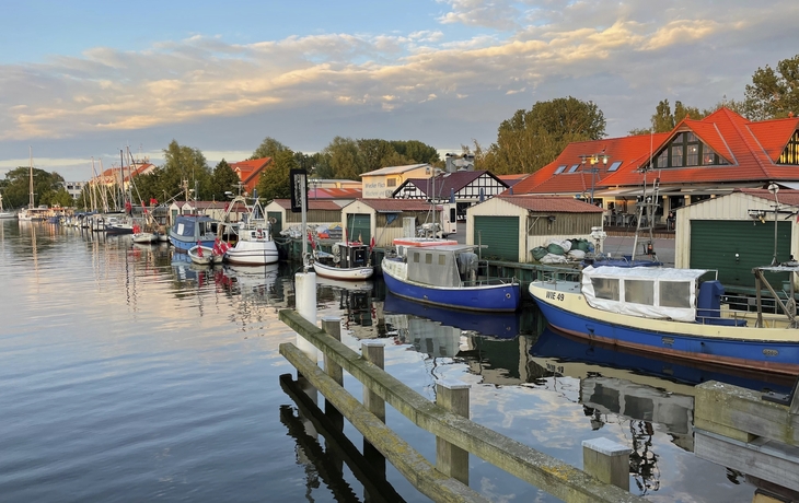 Typisches Haus auf dem Tonle Sap See, Kambodscha. - © Lukasz Janyst - stock.adobe.com