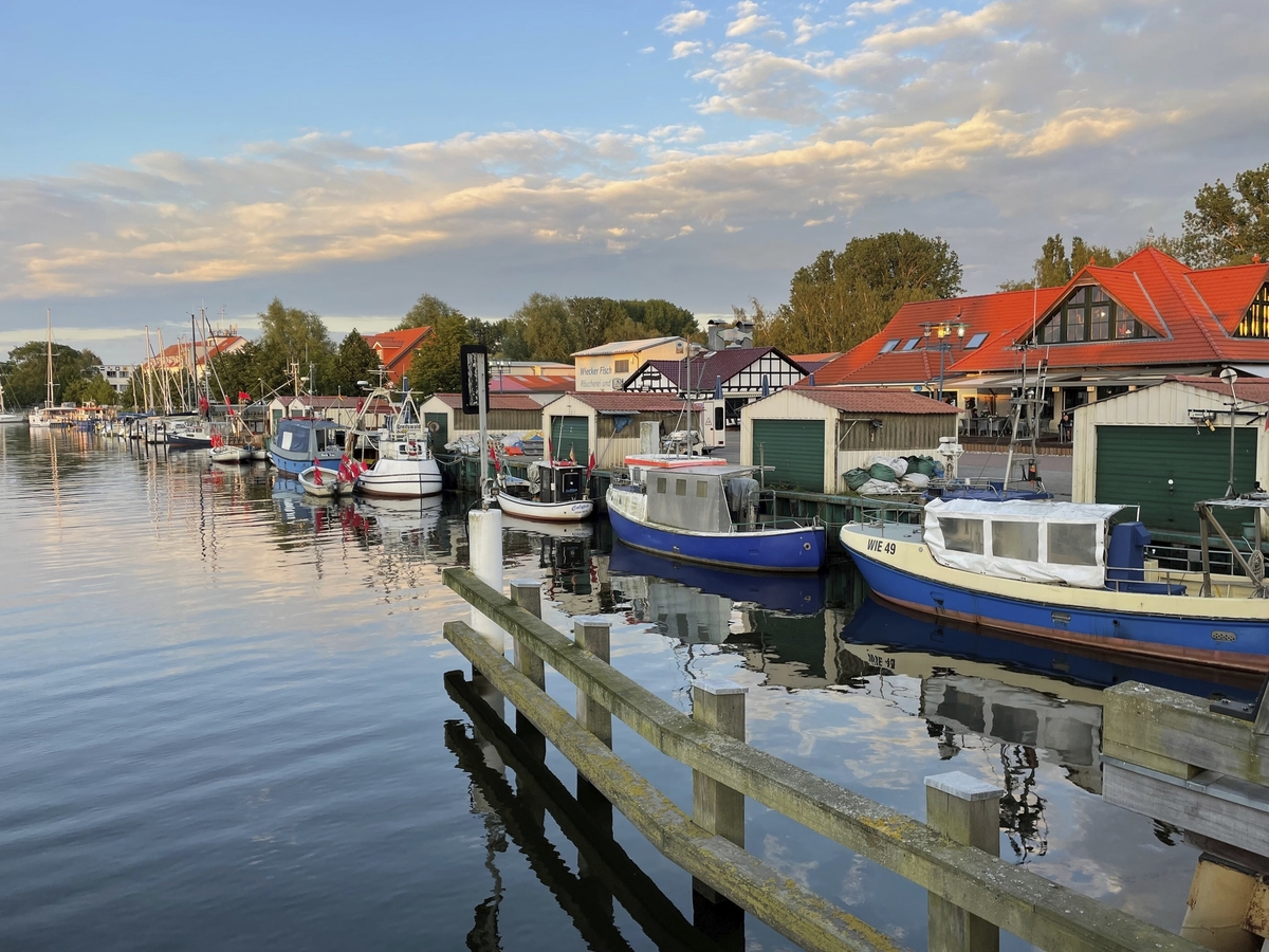 Typisches Haus auf dem Tonle Sap See, Kambodscha. - © Lukasz Janyst - stock.adobe.com