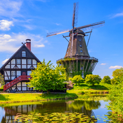 bunte Windmühle in Gifhorn am See im Sommer