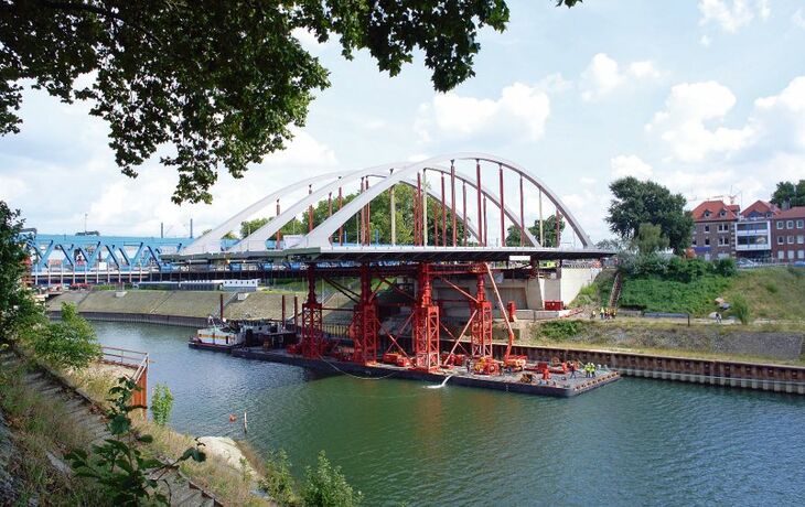 Verschub einer Stahlbogenbrücke in Duisburg