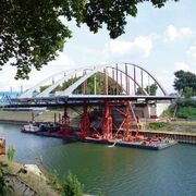 Verschub einer Stahlbogenbrücke in Duisburg
