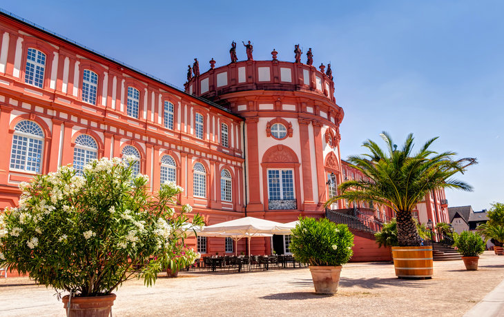 Schloss Biebrich in Wiesbaden an einem Sommertag