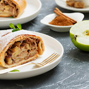 Selbst gemachter Apfelstrudel mit frischen Äpfeln,Nüsse und Puderzucker.