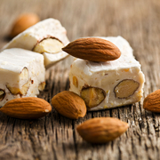 weißer Nougat mit Mandeln