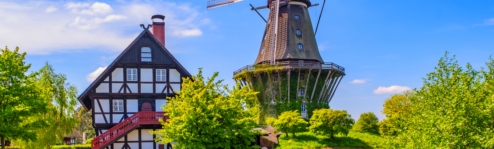 Moulin à vent coloré à Gifhorn au bord du lac en été - © Andreas Fischer - stock.adobe.com