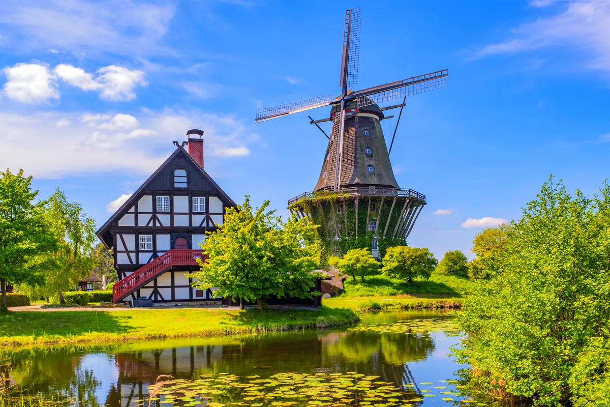 Moulin à vent coloré à Gifhorn au bord du lac en été - © Andreas Fischer - stock.adobe.com