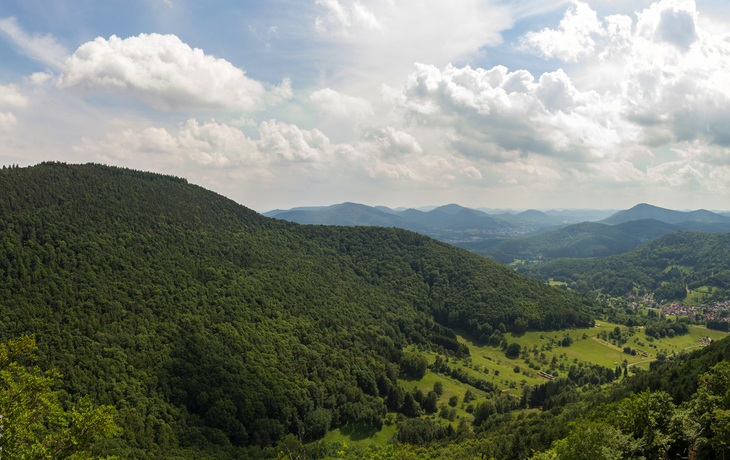 Panorama vom Pfälzer Wald in Deutschland mit blauen Himmel und Wolken