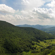 Panorama vom Pfälzer Wald in Deutschland mit blauen Himmel und Wolken