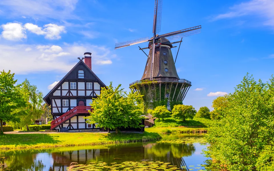 bunte Windmühle in Gifhorn am See im Sommer - © Andreas Fischer - stock.adobe.com