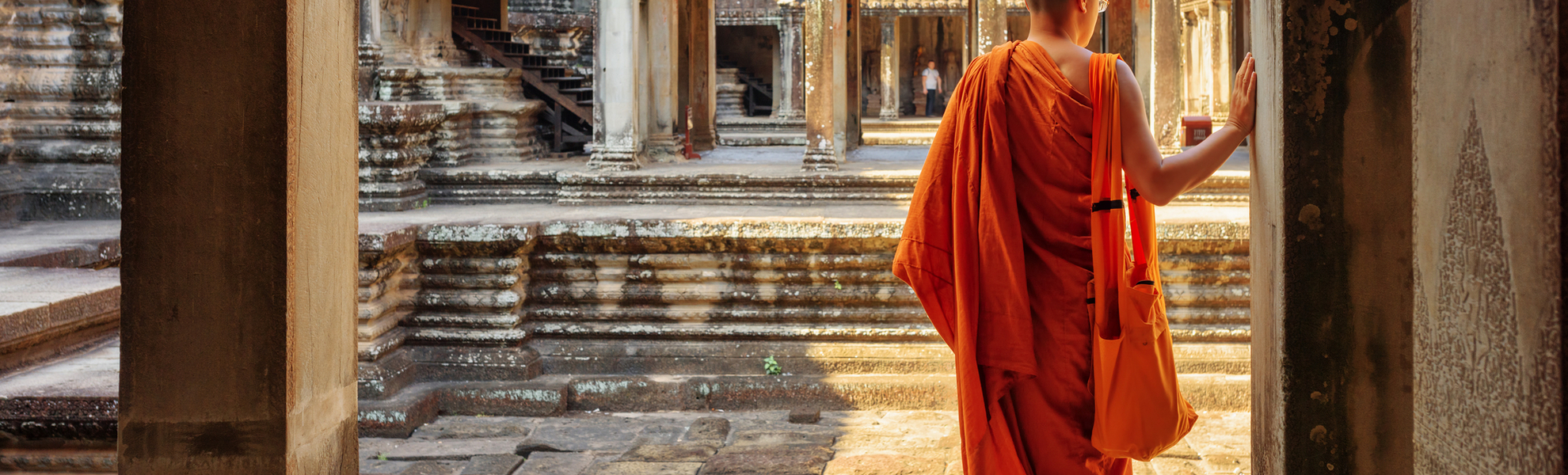 Un moine bouddhiste explore les cours intérieures d'Angkor Wat, Siem Reap. - ©efired - stock.adobe.com