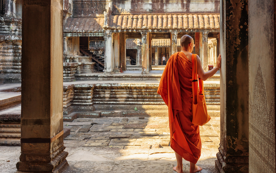 Un moine bouddhiste explore les cours intérieures d'Angkor Wat, Siem Reap.