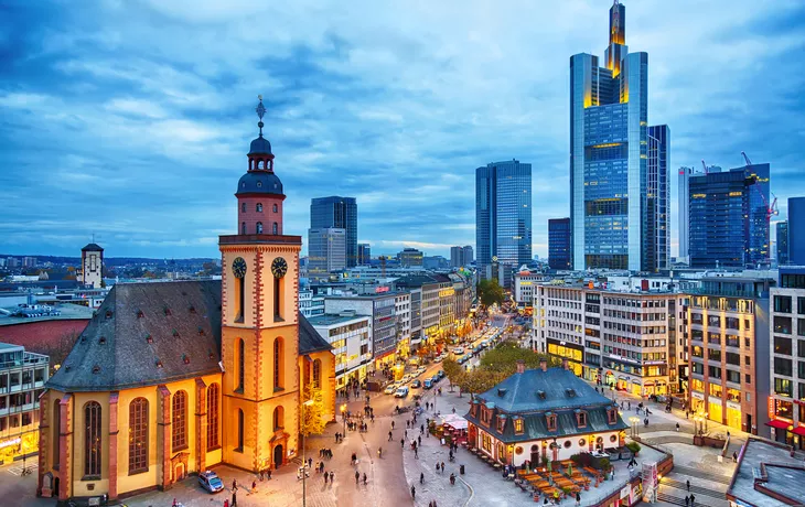 Eglise Sainte Catherine, Hauptwache et centre financier de Francfort - © Nikolay N. Antonov - stock.adobe.com