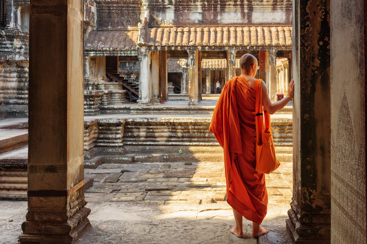 Un moine bouddhiste explore les cours intérieures d'Angkor Wat, Siem Reap. - ©efired - stock.adobe.com