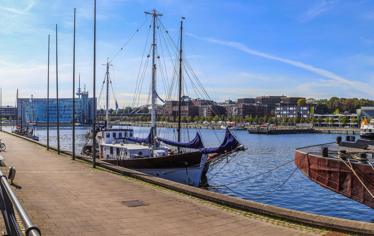 Panorama des Hafens von Kiel an einem sonnigen Tag