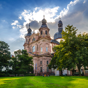 Jesuitenkirche mit der Schillerplatzwiese im Vordergrund