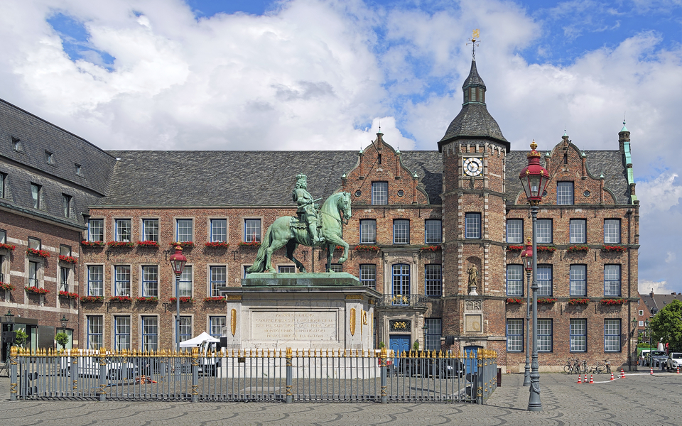 Ancien hôtel de ville, Düsseldorf - © shutterstock_285676475