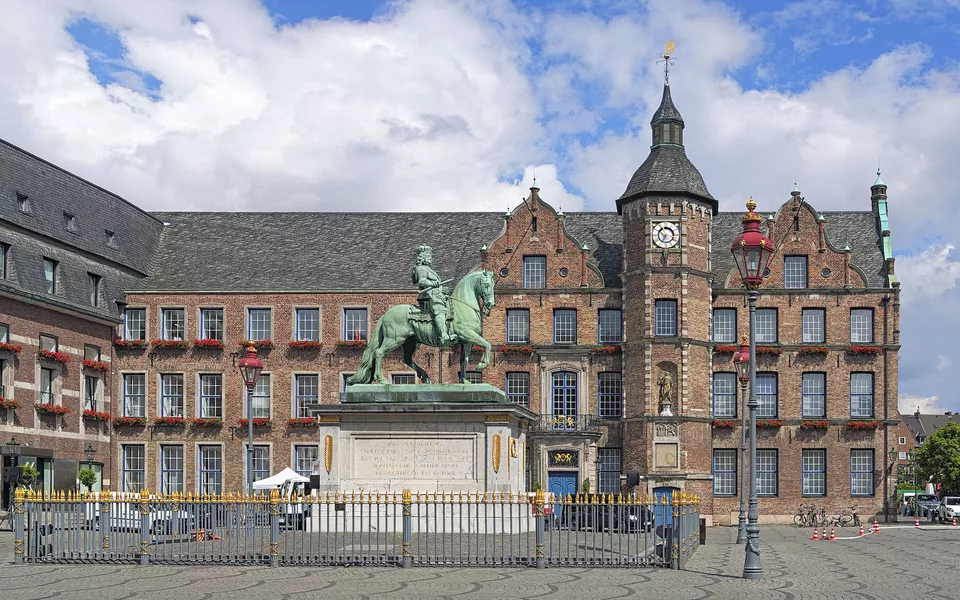 Ancien hôtel de ville, Düsseldorf - © shutterstock_285676475