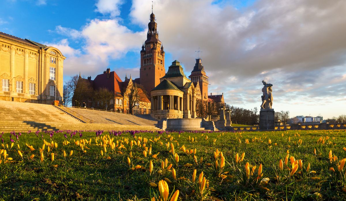 Floraisons de crocus aux Hakenterrasse à Stettin - © Mike Mareen - stock.adobe.com