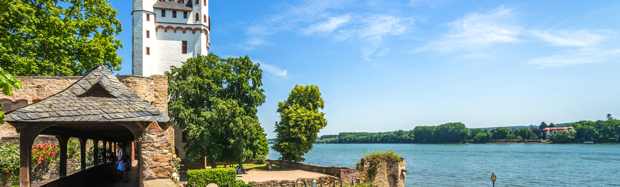 Burg Eltville sur les rives du Rhin - © Sina Ettmer - stock.adobe.com