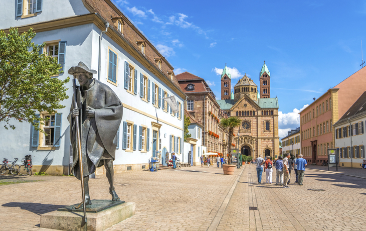 Statue de pélerin et cathédrale, Spire - © Sina Ettmer - stock.adobe.com