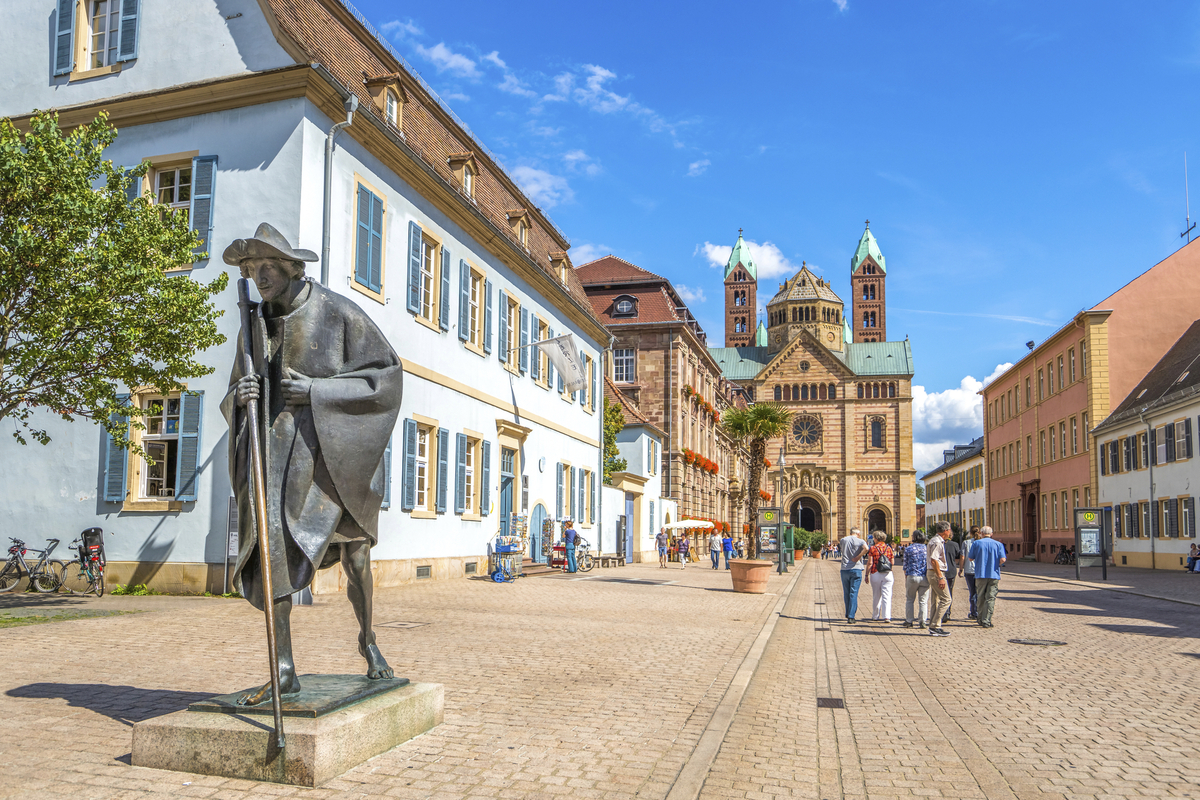 Statue de pélerin et cathédrale, Spire - © Sina Ettmer - stock.adobe.com