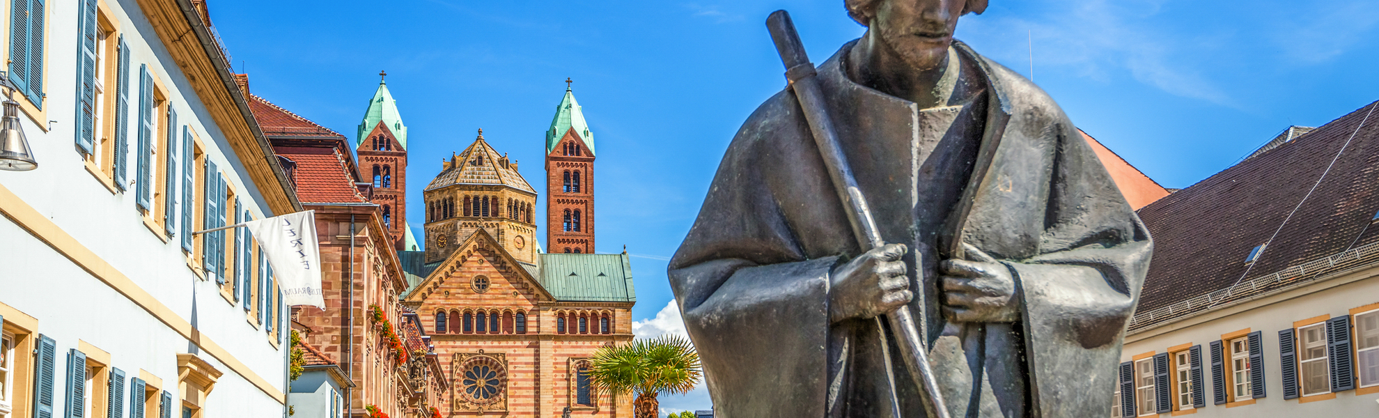 Statue de pèlerin et cathédrale de Spire - © Sina Ettmer - stock.adobe.com