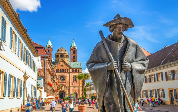 Statue de pèlerin et cathédrale de Spire - © Sina Ettmer - stock.adobe.com
